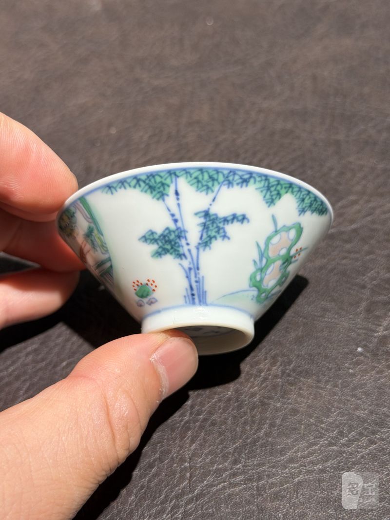 清雍正 斗彩米芾拜石图斗笠杯 - 图6